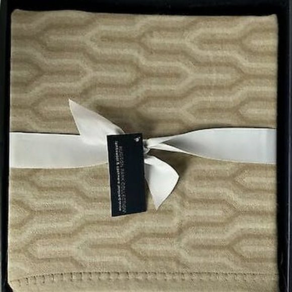 HUDSON Park Collection Lambswool/Cashmere Interlocking Jacquard Throw - Picture 2 of 5